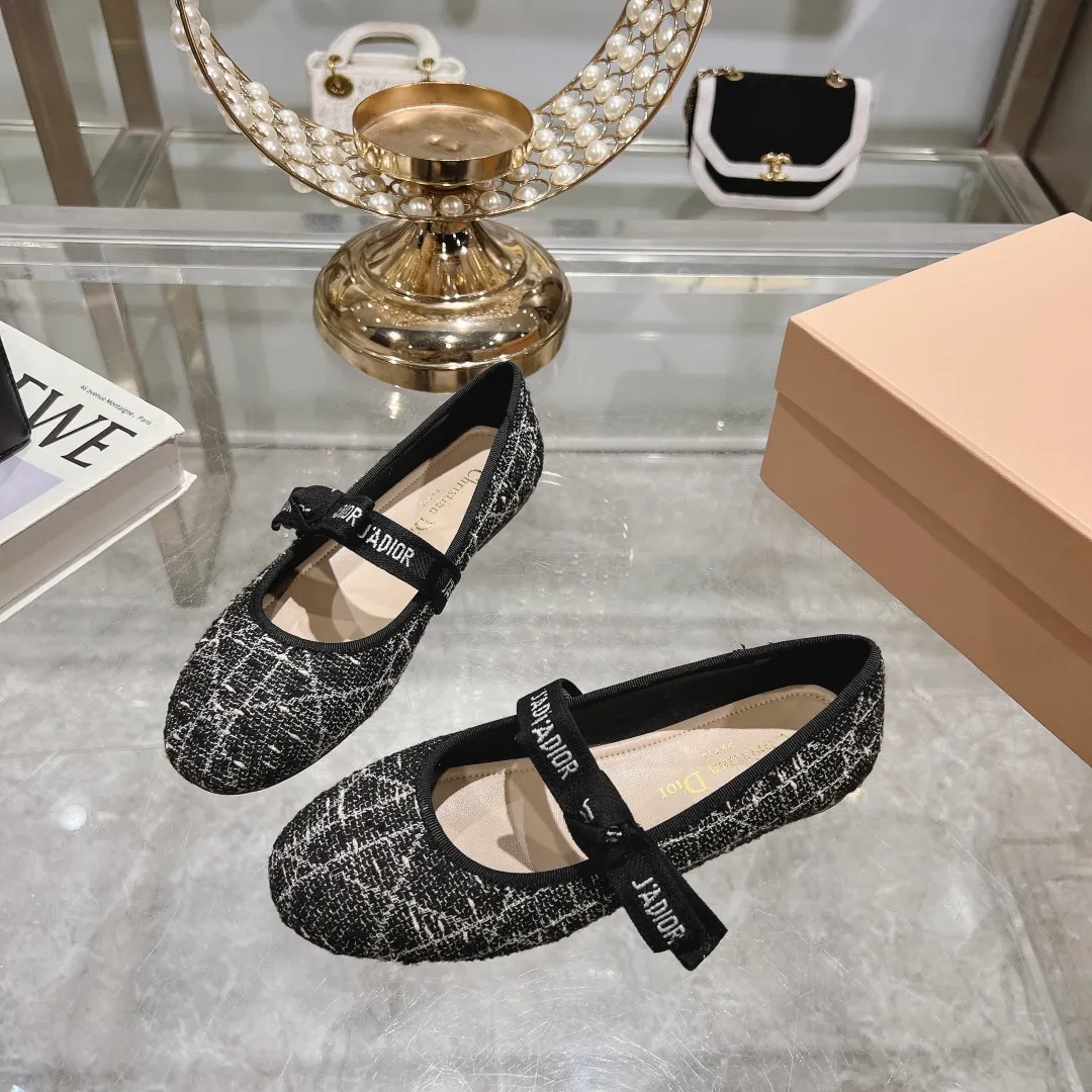 👟👟Ex-factory price 520👟👟 "Exclusive top version" Dior*Dior ✅2024vs spring and summer new series... [Round toe single shoes with small pearls] Original purchase and development! The last details of this shoe are perfectly restored 💐 The upper is made of special material and the inner padding is made of delicate lambskin. You can see the quality by looking at the details in real photos. It is a versatile style for little ladies and a lady. It is a stunning shoe at first glance... I love it. The genuine leather outsole imported from Italy has a five-pointed star logo! 35-39 (34.40 customization is non-refundable) Packaging: Original full set of packaging ☀The color official website is updated simultaneously